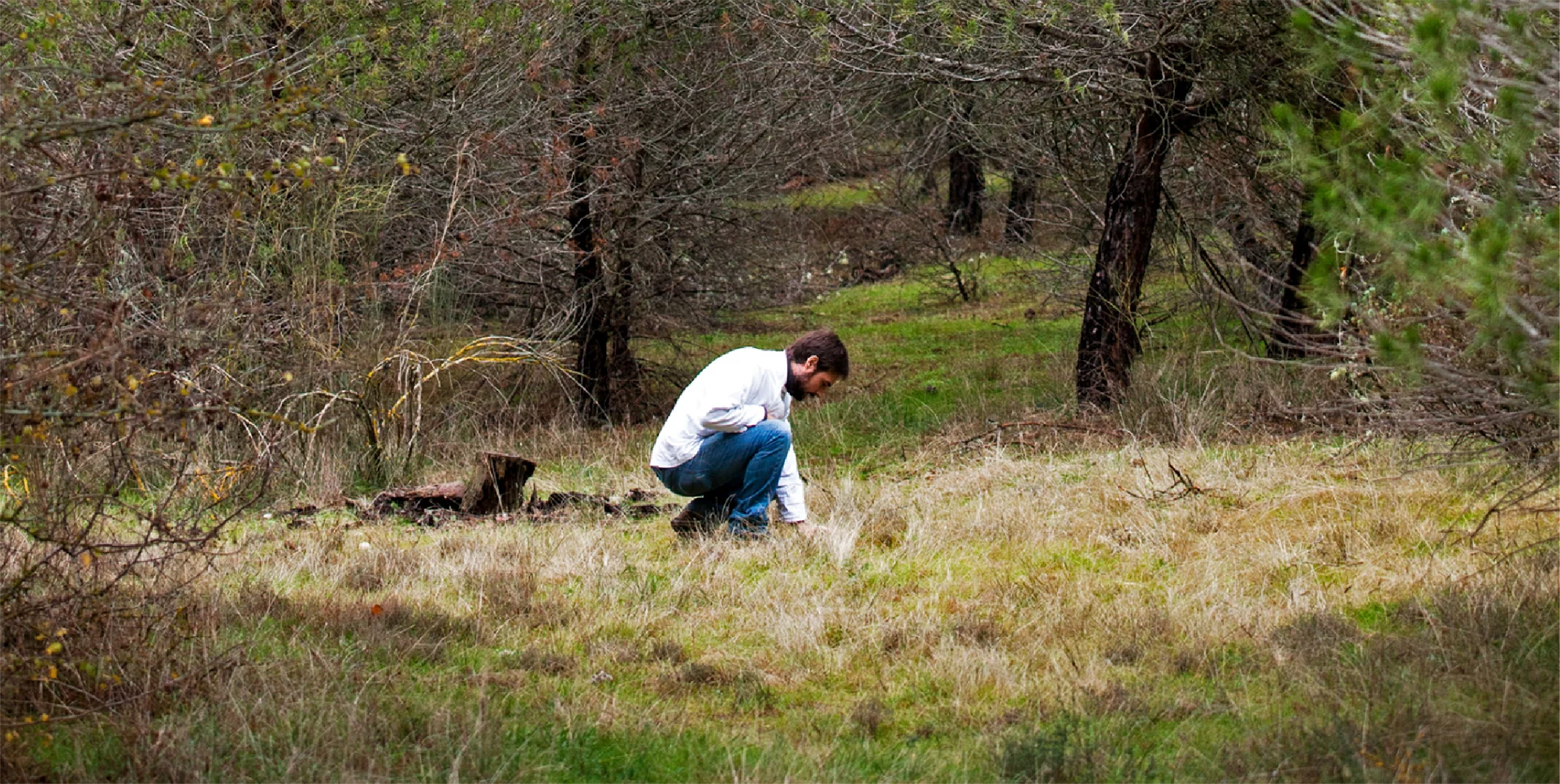 Miguel Ángel de la Cruz en los pinares que rodean a la escuela de cocina Atalaya