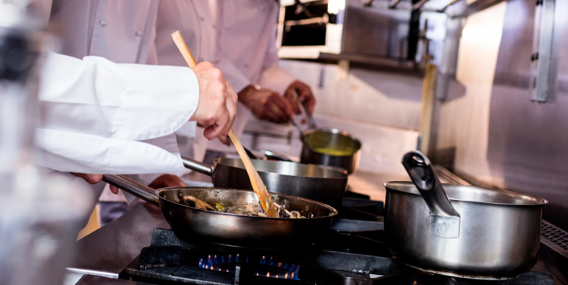 Grupo de personas cocinando en la escuela de cocina Atalaya