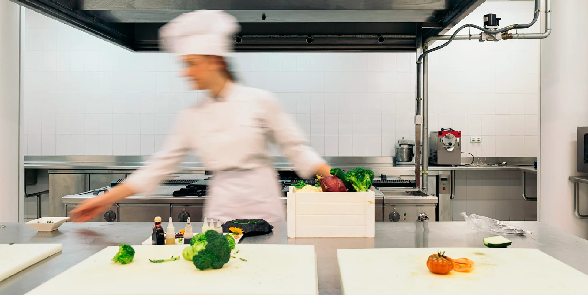 Cocinera en las cocinas de la escuela Atalaya