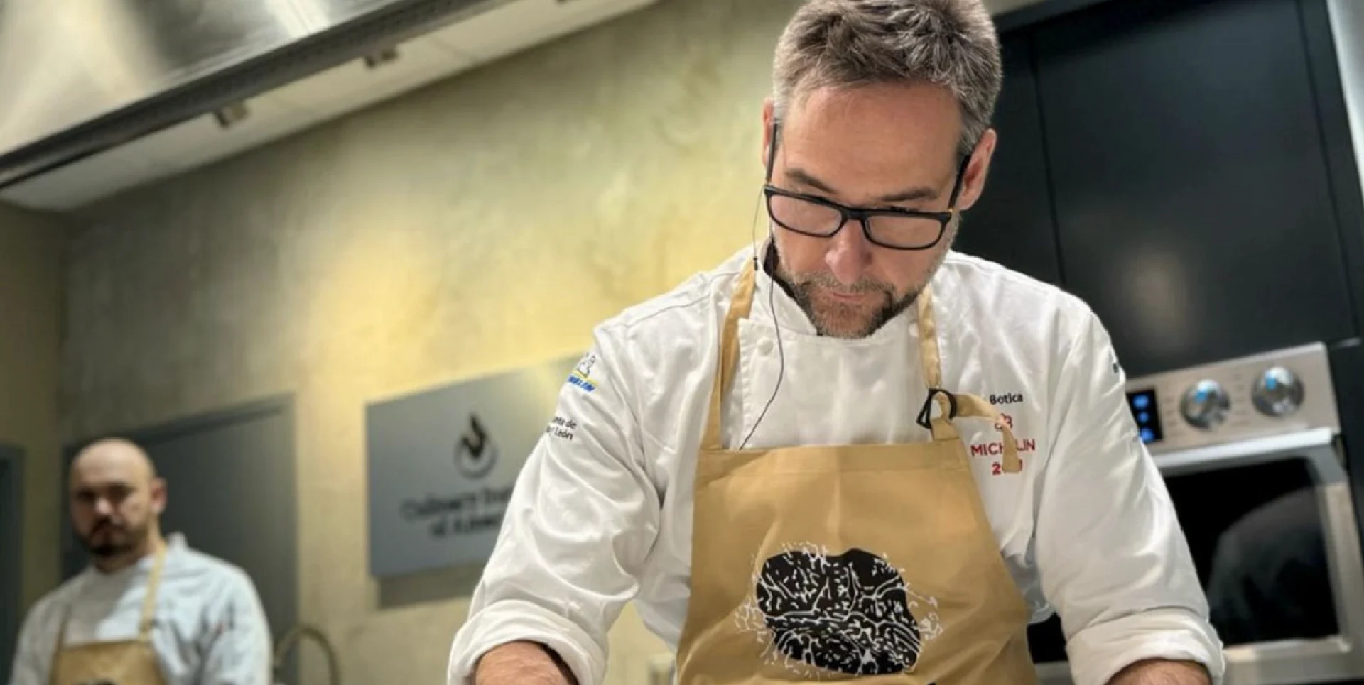Miguel Ángel de la cruz elaborando un plato en una clase de cocina