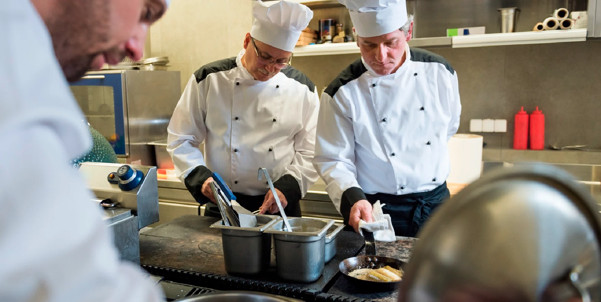 Cocineros preparando platos en la escuela de cocina Atalaya