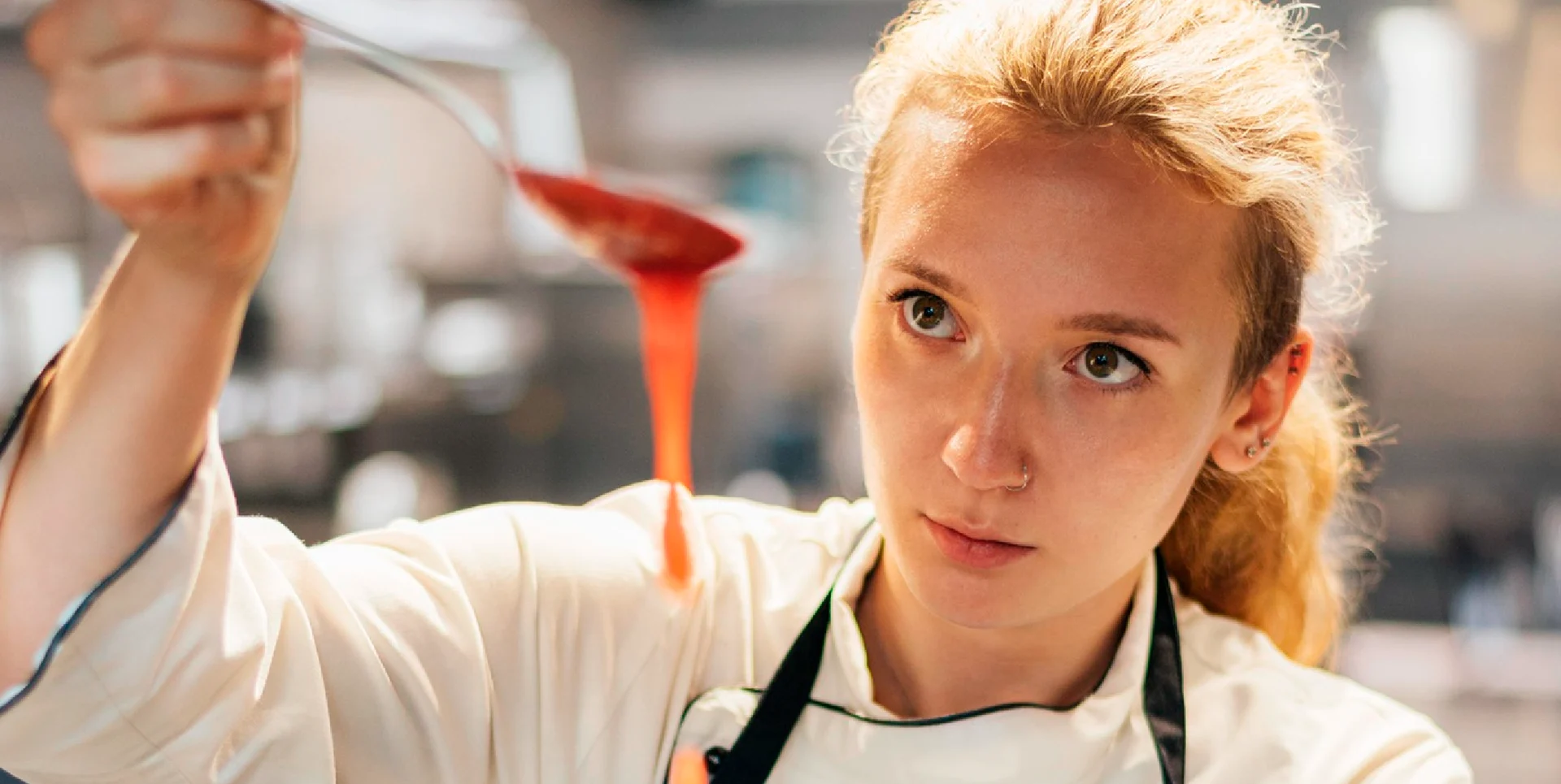 Cocinera formándose en la escuela de cocina Atalaya